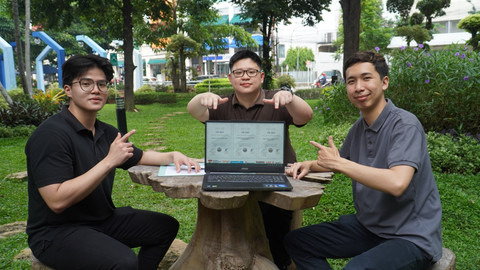 (dari kiri ke kanan) Cornelius, Timothy, Winston menunjukkan piagam kemenangannya.