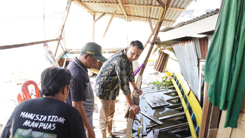 Camat Gandus Jupriansyah saat meninjau rumah warga yang rusak akibat ditabrak Tongkang Batu Bara. Foto : Istimewa