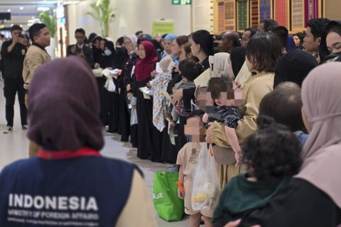 Sebanyak 152 Warga Negara Indonesia (WNI) overstayer yang dideportasi dari Rutan Detensi Imigrasi (Tarhil) Syumaisi, Makkah, Arab Saudi, telah tiba di Tanah Air, Kamis (1/5/2025). Foto: Dok. Kemlu RI