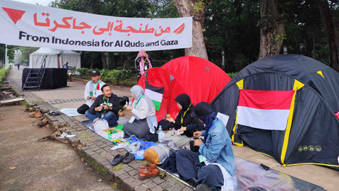 Massa aksi damai membangun tenda di depan Kedubes AS sebagai bentuk solidaritas terhadap kondisi di Gaza, Minggu (4/5).  Foto: Alya Zahra/kumparan 