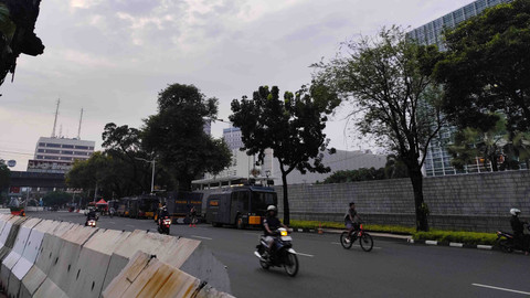 Arus lalu lintas di depan Kedubes AS terpantau lancar, Minggu (4/5). Foto: Alya Zahra/kumparan 