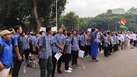 Sejumlah siswa dari pesantren penghafal Al-Quran turut berkumpul dalam aksi damai Palestina di depan Kedubes AS untuk menyuarakan solidaritas, Minggu (4/5). Foto: Alya Zahra/kumparan 