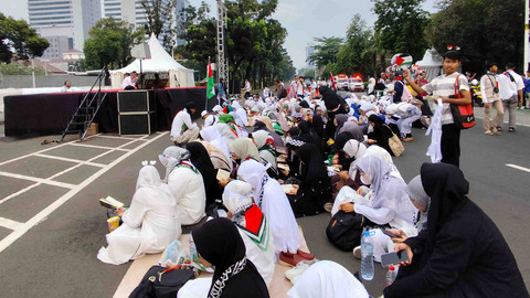 Sejumlah massa yang bergabung dalam Majelis Taklim Jakarta menggelar aksi damai Palestina di depan Kedubes AS, Jakarta Pusat, Minggu (4/5).  Foto: Alya Zahra/kumparan 