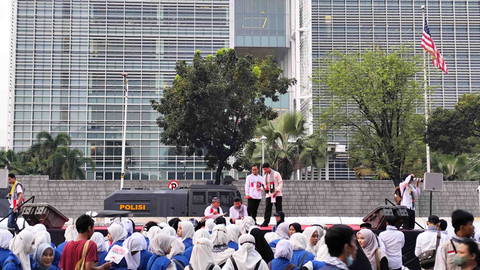 Sejumlah massa yang bergabung dalam Majelis Taklim Jakarta menggelar aksi damai Palestina di depan Kedubes AS, Jakarta Pusat, Minggu (4/5).  Foto: Alya Zahra/kumparan 