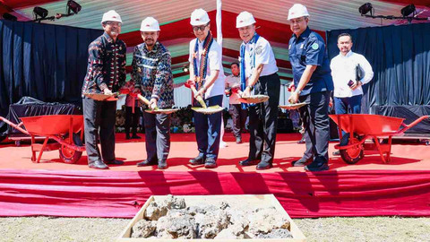 Menteri Kesehatan Budi Gunadi Sadikin meresmikan peletakan batu pertama (groundbreaking) pembangunan Rumah Sakit Umum Daerah (RSUD) Kabupaten Buton Tengah, Sulawesi Tenggara, Jumat (2/5).  Foto: Dok. Kemenkes RI