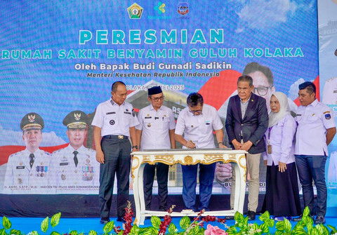 Menteri Kesehatan Budi Gunadi Sadikin kembali melakukan peresmian RSUD Benyamin Guluh, Kolaka, Jumat (2/5).   Foto: Dok. Kemenkes RI
