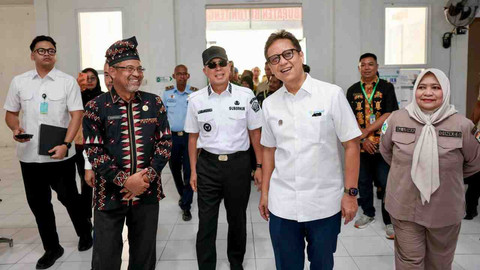 Menteri Kesehatan Budi Gunadi Sadikin meresmikan peletakan batu pertama (groundbreaking) pembangunan Rumah Sakit Umum Daerah (RSUD) Kabupaten Buton Tengah, Sulawesi Tenggara, Jumat (2/5). Foto: Dok. Kemenkes RI