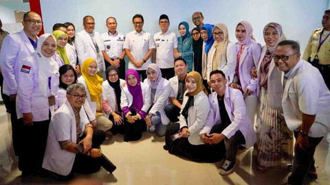 Menteri Kesehatan Budi Gunadi Sadikin kembali melakukan peresmian RSUD Benyamin Guluh, Kolaka, Jumat (2/5). Foto: Dok. Kemenkes RI