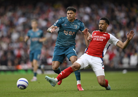 Evanilson dari AFC Bournemouth beraksi dengan William Saliba dari Arsenal pada pertandingan Liga Inggris antara Arsenal vs AFC Bournemouth di Stadion Emirates, London, Inggris, Sabtu (3/5/2025) malam WIB. Foto: Tony O Brien/REUTERS