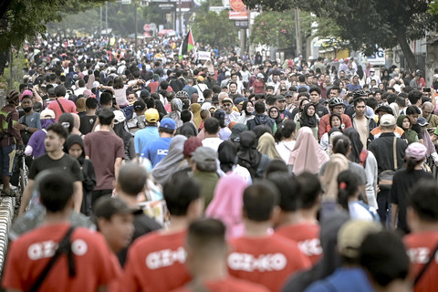 Warga memadati kawasan Car Free Day (CFD) di Jalan Margonda, Depok, Minggu pagi (04/05/25). Foto: Jamal Ramadhan/kumparan