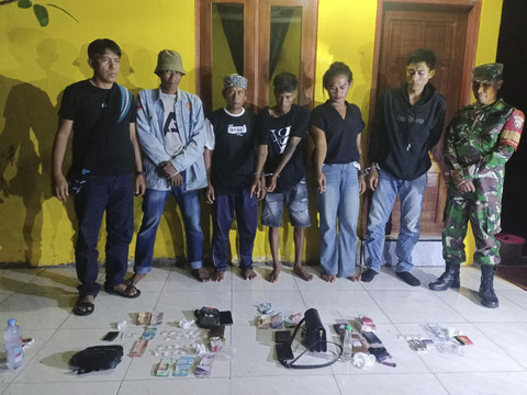 Kodim 1608/Bima melalui Koramil 1608-04/Woha bersama Unit Intel berhasil menggagalkan peredaran narkoba di kawasan tambak Desa Penapali, Kecamatan Woha, Kabupaten Bima, Nusa Tenggara Barat, pada Kamis (01/05/2025). Foto: Puspen TNI