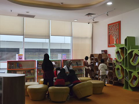 Suasana Perpusnas tampak ramai oleh pengunjung pada Minggu (4/5/2025). Foto: Alya Zahra/kumparan 