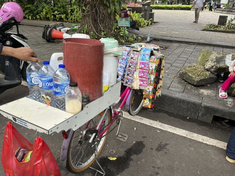 Sepeda jualan milik Robert (30) pedagang kopi starling di Jakarta Pusat, Minggu (4/5/2025). Foto: Haya Syahira/kumparan