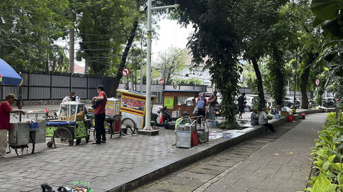 Pedagang kaki lima di sekitar Taman Suropati, Jakarta Pusat, Minggu (4/5/2025). Foto: Haya Syahira/kumparan