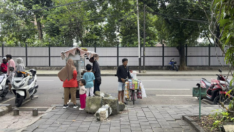 Pedagang kaki lima di sekitar Taman Suropati, Jakarta Pusat, Minggu (4/5/2025). Foto: Haya Syahira/kumparan