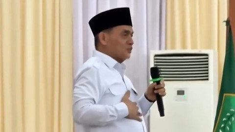 Wakil Menteri Agama RI, Muhammad Syafi'i saat melepas Kloter 1 dari Provinsi Sumatera Utara (Sumut) menuju Tanah Suci di Madinah dan Makkah di Asrama Haji Embarkasi Medan, Jumat (2/5/2025). Foto: Instagram/ @romo.syafii
