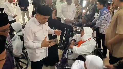 Wakil Menteri Agama RI, Muhammad Syafi'i saat melepas Kloter 1 dari Provinsi Sumatera Utara (Sumut) menuju Tanah Suci di Madinah dan Makkah di Asrama Haji Embarkasi Medan, Jumat (2/5/2025). Foto: Instagram/ @romo.syafii
