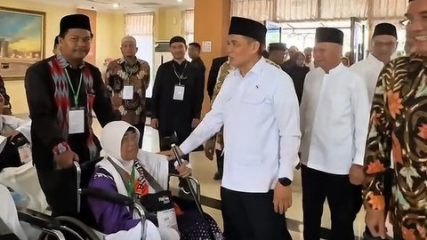 Wakil Menteri Agama RI, Muhammad Syafi'i saat melepas Kloter 1 dari Provinsi Sumatera Utara (Sumut) menuju Tanah Suci di Madinah dan Makkah di Asrama Haji Embarkasi Medan, Jumat (2/5/2025). Foto: Instagram/ @romo.syafii