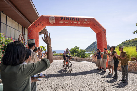 Dr. Stephen Lane asal Australia menjadi peserta pertama yang melintasi garis finish Lintang Flores 2025 di Ta'aktana, Labuan Bajo. Foto: Dok. Istimewa