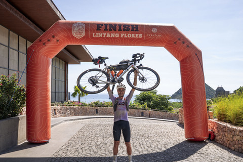 Finisher pertama Lintang Flores 2025 Dr. Stephen Lane berpose di garis finish di Ta'aktana, Labuan Bajo. Foto: Dok. Istimewa