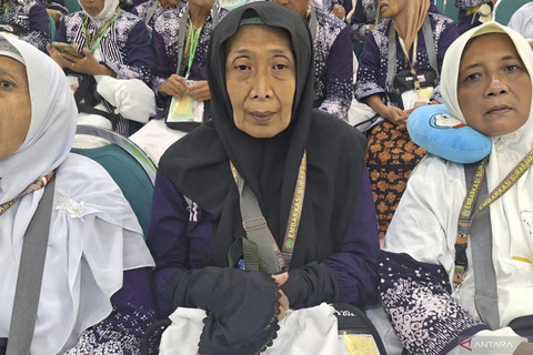 Suasana persiapan keberangkatan haji di Asrama Haji Embarkasi Surabaya, Minggu (4/5/2025). Foto: Antara