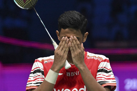Pemain Indonesia Alwi Farhan memanjatkan doa sebelum bertanding melawan pemain Korea Selatan Cho Geon-yeop dalam pertandingan semifinal tunggal putra di kejuaraan bulu tangkis Piala Sudirman di Xiamen, China, Sabtu (3/5/2025). Foto: Adek Berry/AFP