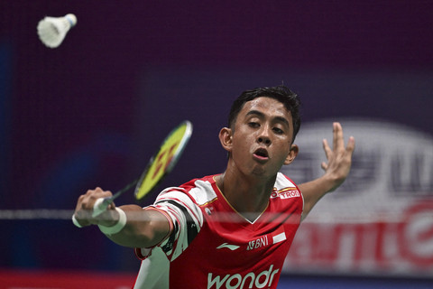 Pebulu tangkis tunggal putra Indonesia Alwi Farhan melakukan pukulan balik dalam pertandingan semifinal tunggal putra di kejuaraan bulu tang... </div>
<div class=