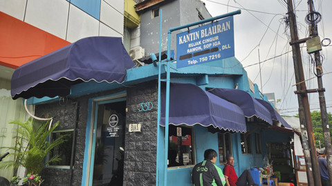 Kantin Blauran yang menghidangkan rawon, rujak cingur, dan aneka makanan khas Jawa Timur di Cipete, Jakarta Selatan. Foto: Azalia Amadea/kumparan