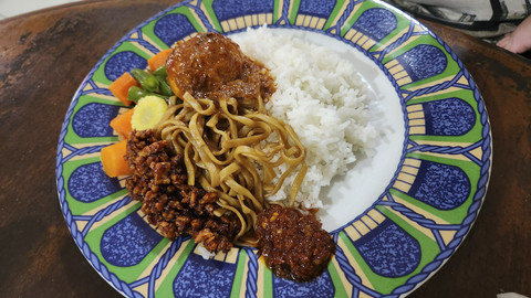 Hidangan rawon, rujak cingur, dan aneka makanan khas Jawa Timur di Kantin Blauran, Cipete, Jakarta Selatan. Foto: Azalia Amadea/kumparan