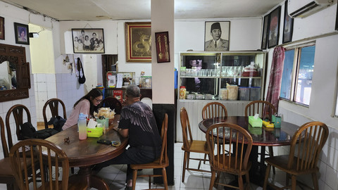 Hidangan rawon, rujak cingur, dan aneka makanan khas Jawa Timur di Kantin Blauran, Cipete, Jakarta Selatan. Foto: Azalia Amadea/kumparan