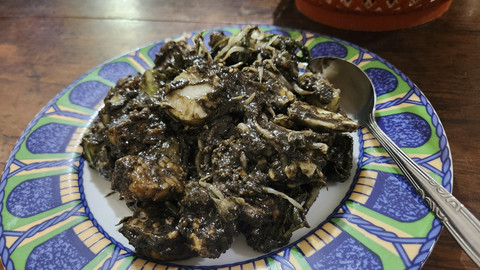 Hidangan rawon, rujak cingur, dan aneka makanan khas Jawa Timur di Kantin Blauran, Cipete, Jakarta Selatan. Foto: Azalia Amadea/kumparan