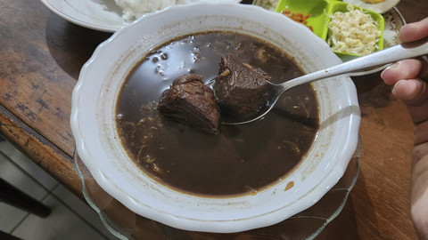 Hidangan rawon, rujak cingur, dan aneka makanan khas Jawa Timur di Kantin Blauran, Cipete, Jakarta Selatan. Foto: Azalia Amadea/kumparan