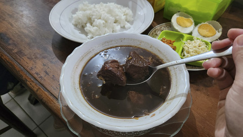 Hidangan rawon, rujak cingur, dan aneka makanan khas Jawa Timur di Kantin Blauran, Cipete, Jakarta Selatan. Foto: Azalia Amadea/kumparan
