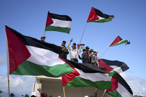 Warga Maroko memprotes berlabuhnya kapal kargo Maersk yang membawa suku cadang pesawat yang mereka duga akan menuju Israel, di luar Pelabuhan Mediterania Tangier, Minggu (20/4/2025). Foto: Mosa'ab Elshamy/AP