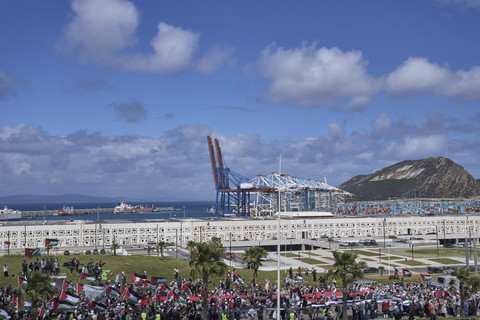 Warga Maroko memprotes berlabuhnya kapal kargo Maersk yang membawa suku cadang pesawat yang mereka duga akan menuju Israel, di luar Pelabuhan Mediterania Tangier, Minggu (20/4/2025). Foto: Mosa'ab Elshamy/AP