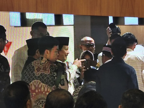 Presiden Prabowo Subianto menghadiri acara peresmian terminal khusus haji dan umrah di Terminal 2F Bandara Soekarno Hatta, Tangerang Banten, Minggu (4/5/2025). Foto: Luthfi Humam/kumparan