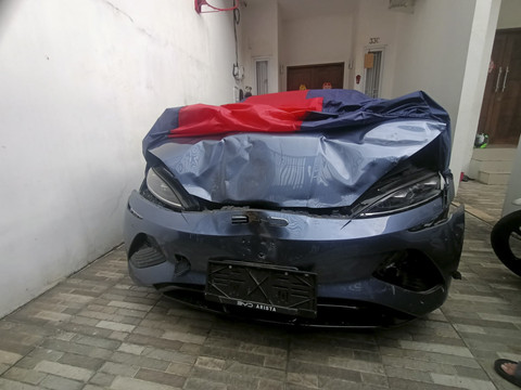 Penampakan mobil BYD Seal yang menabrak mobil Chevrolet di Jalan Tol Sudyatmo KM 22 jalur atas arah Pluit, Jakarta Utara. Foto: Dok. Istimewa