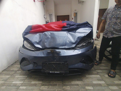 Penampakan mobil BYD Seal yang menabrak mobil Chevrolet di Jalan Tol Sudyatmo KM 22 jalur atas arah Pluit, Jakarta Utara. Foto: Dok. Istimewa