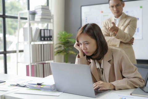 Ilustrasi perempuan jadi korban bullying di tempat kerja. Foto: Amnaj Khetsamtip/Shutterstock