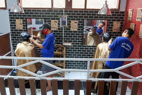 Warga binaan potong rambut di dalam Lapas kelas IIA Banyuwangi, Jawa Timur. Foto: Budi Candra Setya/ANTARA FOTO