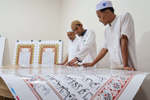 Warga binaan mengecek mushaf Al-Quran yang ditulisnya. Foto: Budi Candra Setya/ANTARA FOTO