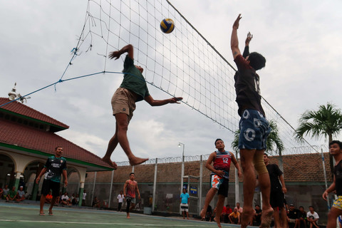 Warga binaan bermain bola volly  di dalam Lapas kelas IIA Banyuwangi, Jawa Timur. Foto: Budi Candra Setya/ANTARA FOTO
