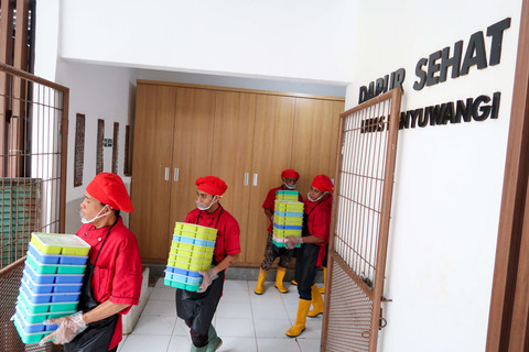 Petugas bersiap mengantarkan menu nasi cadong untuk berbuka para warga binaan. Foto: Budi Candra Setya/ANTARA FOTO