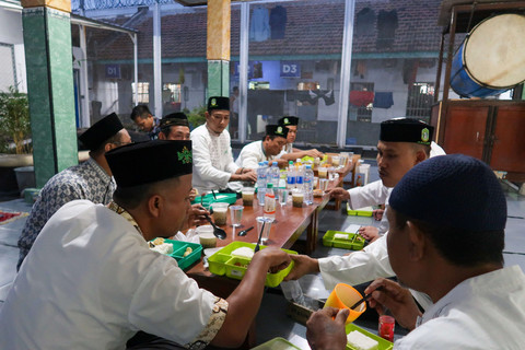 Sejumlah warga binaan menggelar buka puasa bersama di dalam Lapas kelas IIA Banyuwangi, Jawa Timur. Foto: Budi Candra Setya/ANTARA FOTO