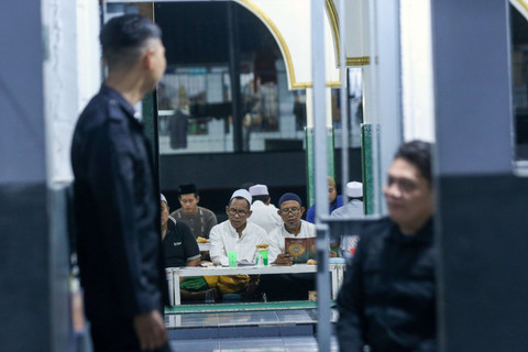 Sejumlah warga binaan tadarus Al-Quran di Masjid dalam Lapas kelas IIA Banyuwangi, Jawa Timur. Foto: Budi Candra Setya/ANTARA FOTO