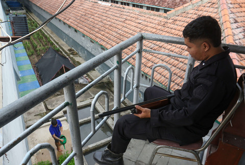 Petugas berjaga di atas menara Lapas kelas IIA Banyuwangi, Jawa Timur. Foto: Budi Candra Setya/ANTARA FOTO