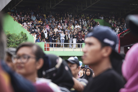Penonton Acara:Sejumlah penonton mendukung acara Festival Adu Bedug dan Dondang di di Stadion Mini Natrom Nursyamsu, Mustika Jaya. Foto: Iqbal Firdaus/kumparan