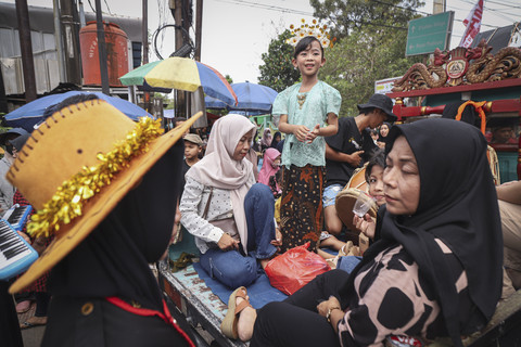 Persiapan Acara:Peserta bersiap mengikuti Festival Adu Bedug dan Dondang di di Stadion Mini Natrom Nursyamsu, Mustika Jaya. Foto: Iqbal Firdaus/kumparan