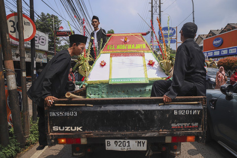 Persiapan Acara: Peserta bersiap mengikuti Festival Adu Bedug dan Dondang di di Stadion Mini Natrom Nursyamsu, Mustika Jaya. Foto: Iqbal Firdaus/kumparan