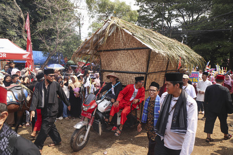 Persiapan Acara: Peserta bersiap mengikuti Festival Adu Bedug dan Dondang di di Stadion Mini Natrom Nursyamsu, Mustika Jaya. Foto: Iqbal Firdaus/kumparan